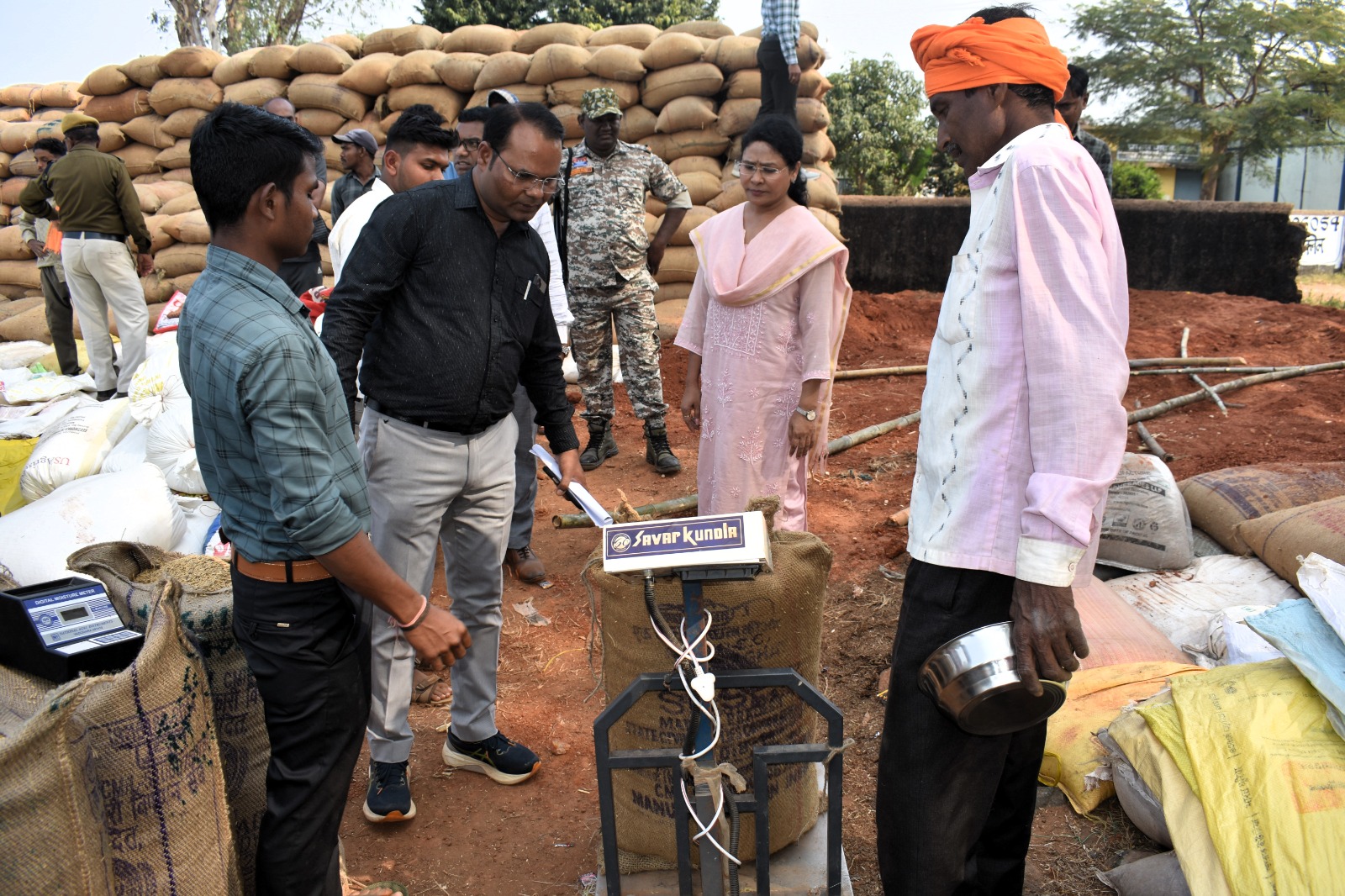 कलेक्टर ने धान खरीदी केन्द्र घोटिया, पटेली, कुआगोंदी एवं सुरडोंगर का आकस्मिक निरीक्षण कर व्यवस्थाओं का लिया जायजा 