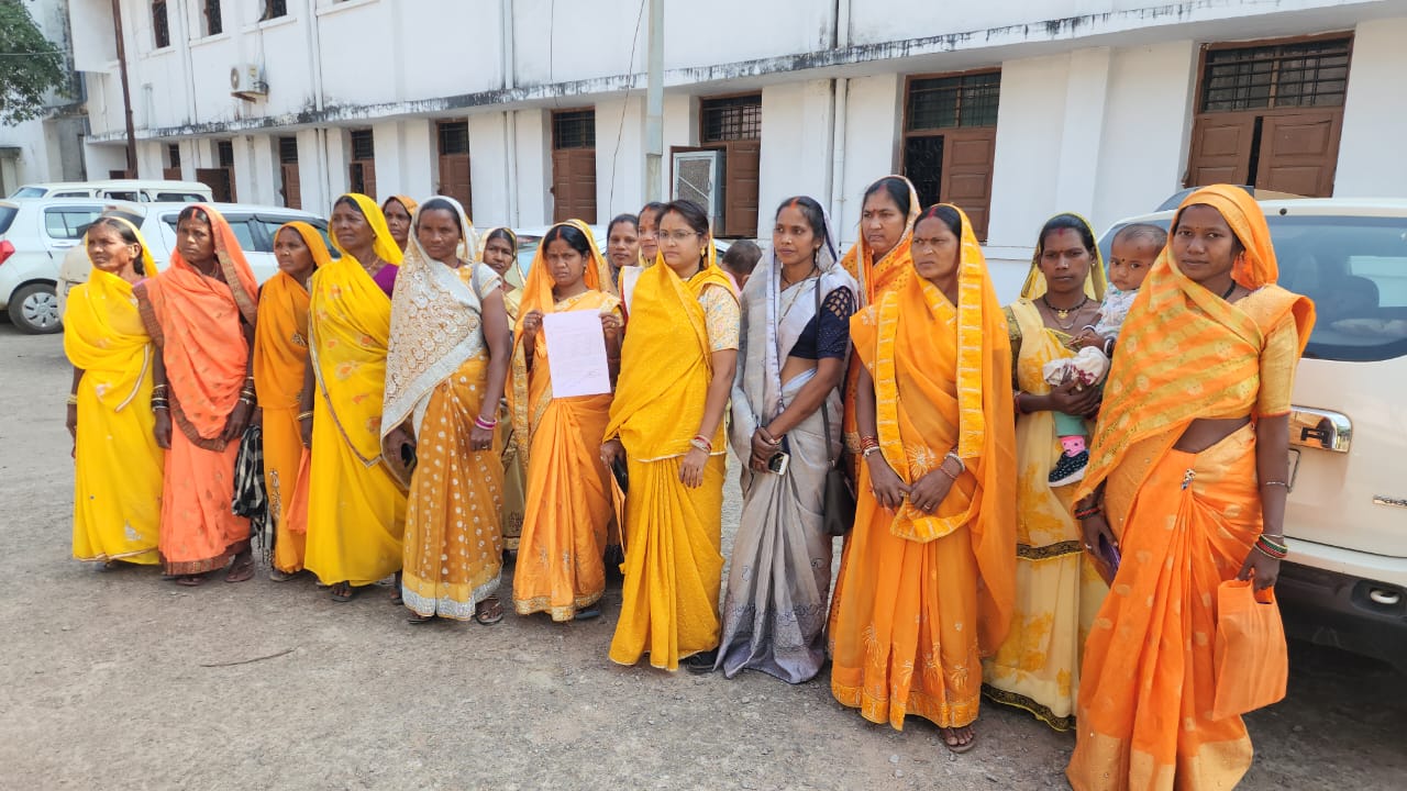 देवकट्टा की महिला समूह की महिलाएं पहुंची जिला कार्यालय,विभिन्न मांगो को लेकर सौंपा ज्ञापन