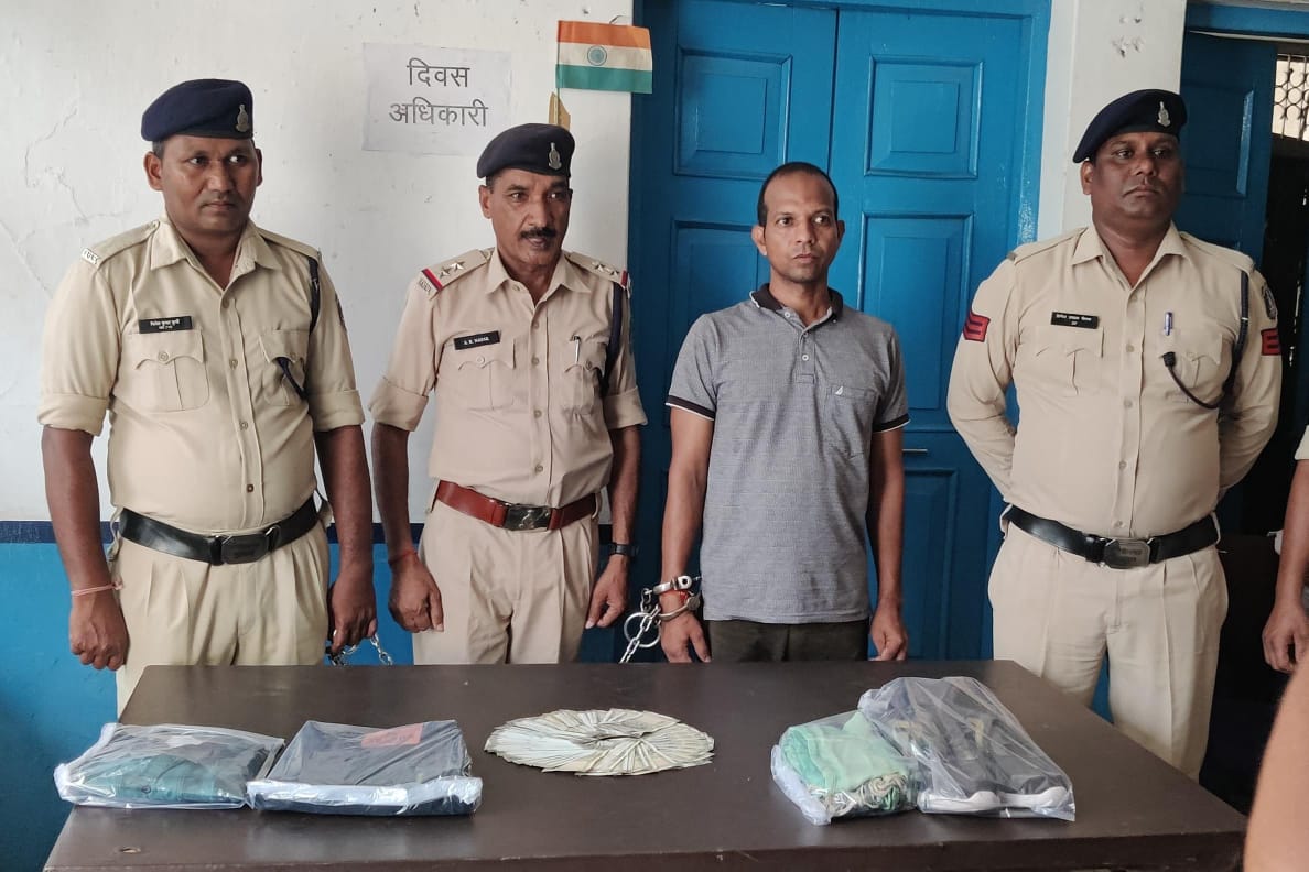 थाना कसडोल पुलिस द्वारा कटगी शराब भट्टी लूटकांड का पर्दाफाश कर एक शातिर आरोपी को किया गया गिरफ्तार 