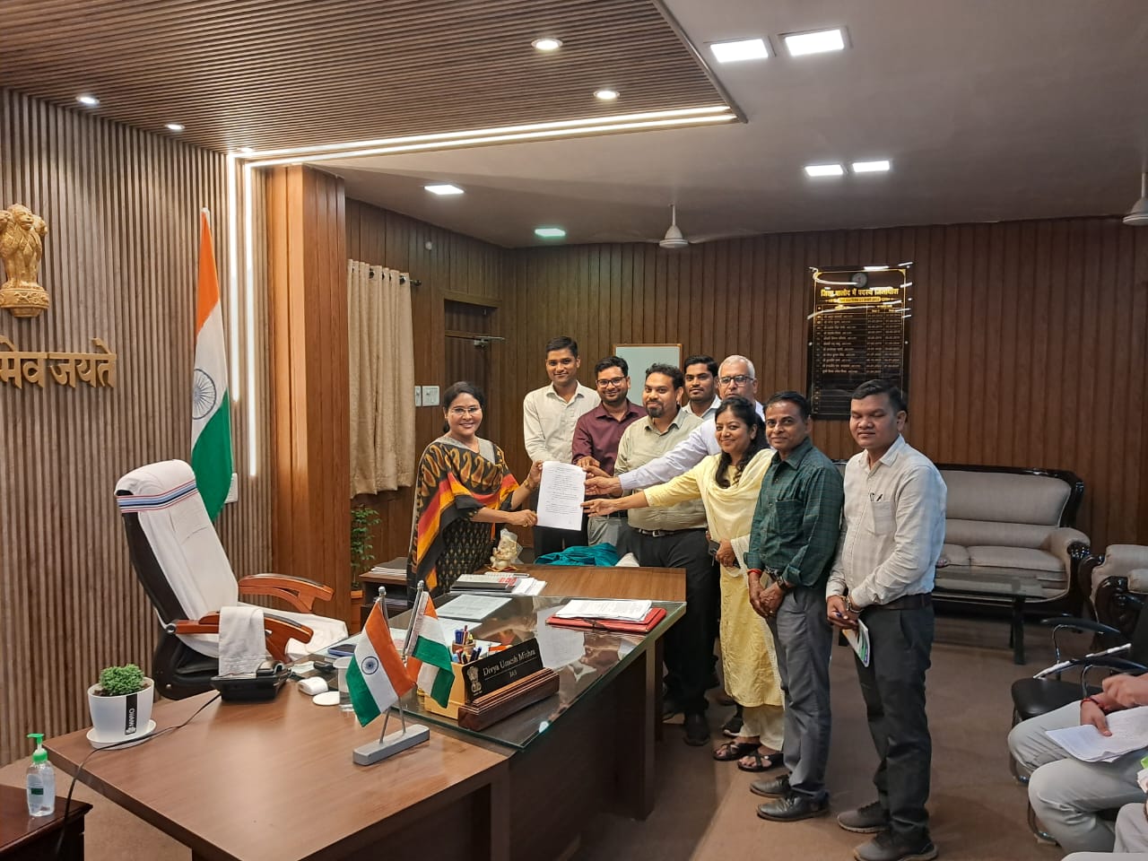 संसाधन नहीं तो काम नहीं,17 सूत्रीय मांगों को लेकर कनिष्ठ प्रशासनिक सेवा संघ ने कलेक्टर को सौंपा ज्ञापन