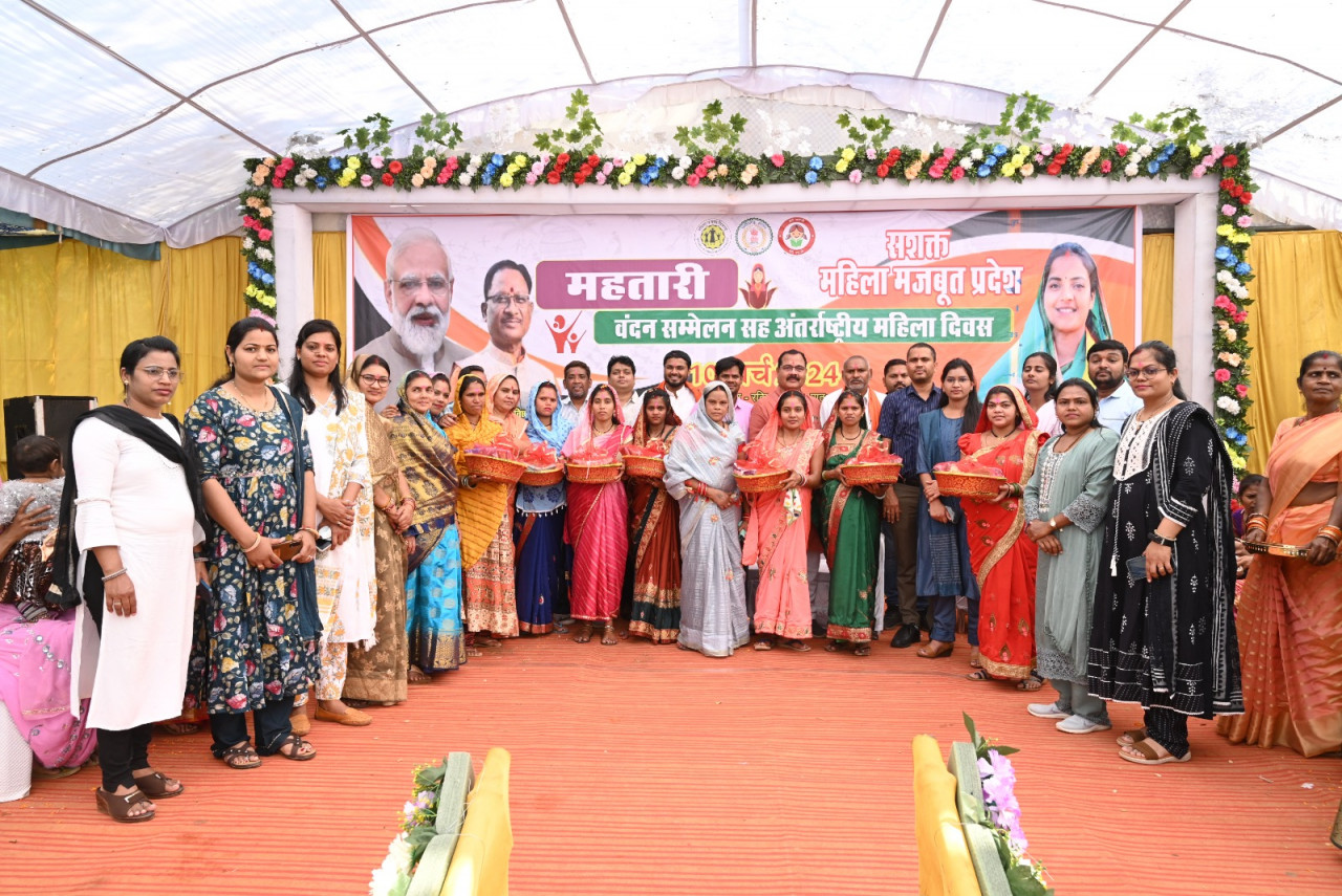 बेरला में हुआ महतारी वंदन सम्मेलन एवं सह अन्तर्राष्ट्रीय महिला दिवस कार्यक्रम का आयोजन