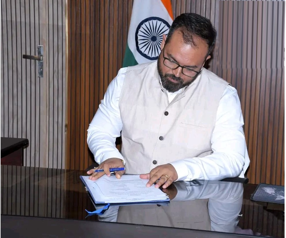 राजस्व मामलों में पेंडेंसी को लेकर कलेक्टर हुए नाराज, 21 अधिकारियों को थमाया नोटिस  