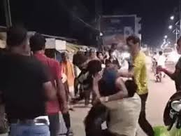 स्कूटी और बाइक की टक्कर के बाद 2 पक्षों में मारपीट,जमकर चले लात और घूसें