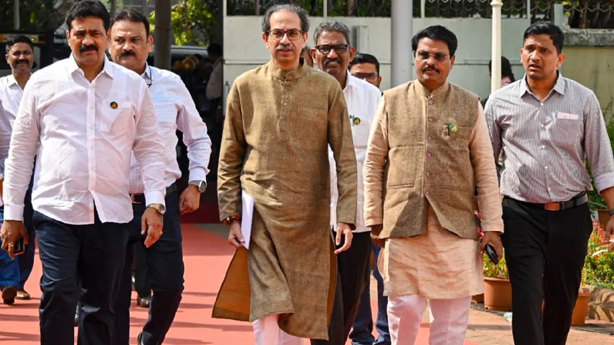बागी सांसदों के बाद उद्धव ठाकरे को एक और झटका! अहम बैठक से 3 विधायक और 1 MLC रहे गायब
