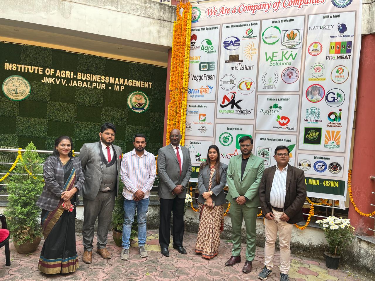 मशरूम के युवा उद्यमी सुधीर एवं रुपेश को जबलपुर में मिला नवाचारी के रूप में पांच लाख का ग्रांट