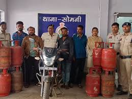गैस सिलेंडर चोरी करने और खरीदने वालों पर की कार्रवाई, तीन गिरफ्तार