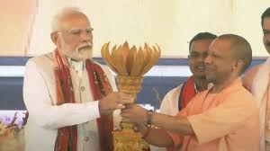 सीएम योगी ने पीएम मोदी को दिया तोहफा,बना चर्चा का विषय 