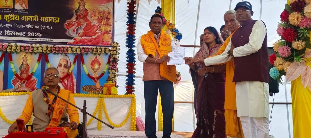 गायत्री महायज्ञ आयोजन के दुसरे दिन ग्राम रसेला पहुंचे क्षेत्रीय विधायक जनक ध्रुव