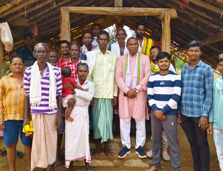 पहली बार कोई विधायक पहुंचे विशेष पिछड़ी भुंजिया जनजाति वनांचल ग्राम सुखरीडबरी,ग्रामीण विधायक जनक ध्रुव को अपने बीच पाकर हुए भावुक
