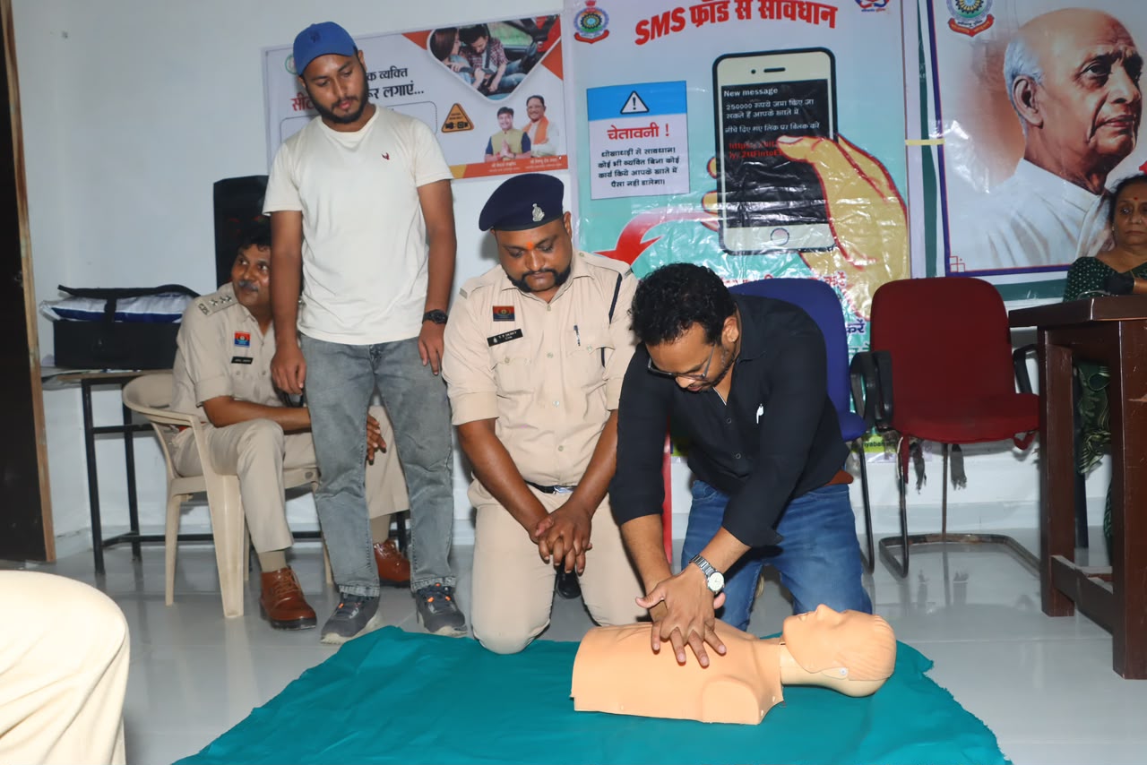 गरियाबंद पुलिस की बड़ी पहल: नर्सिंग छात्रों को साइबर फ्रॉड, नए कानून और CPR का दिया विशेष प्रशिक्षण