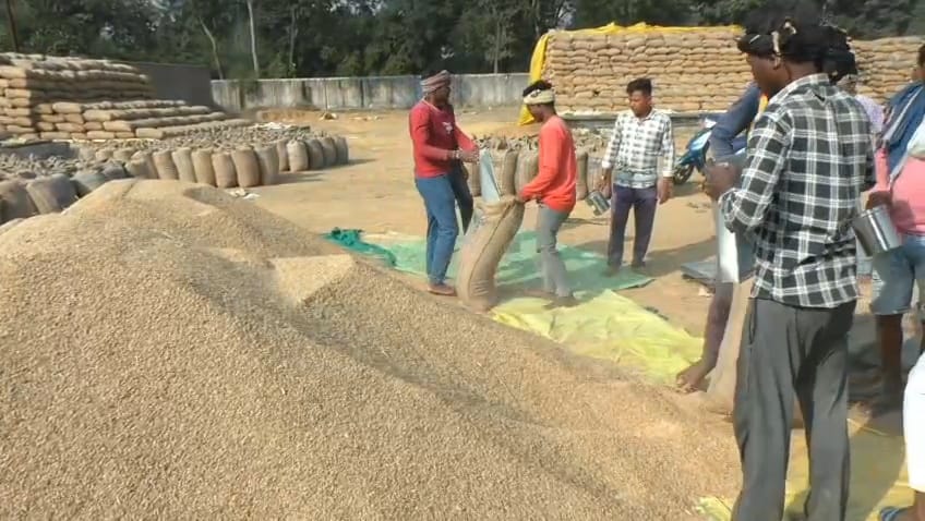 जिले के धान उपार्जन केंद्रों में किसान आसानी से बेच पा रहे हैं धान