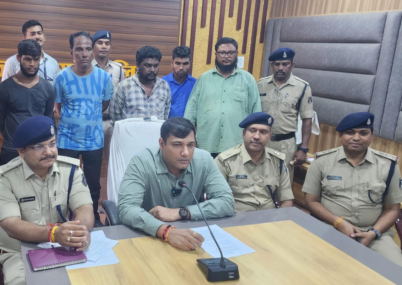 पशु क्रूरता के पांच आरोपी को घेराबंदी करके दबोचे गए