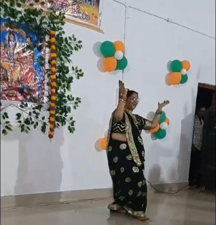 तीज महोत्सव में भक्ति गीतों पर सांसद पांडेय की पत्नी रेखा के नृत्य ने किया मंत्रमुग्ध