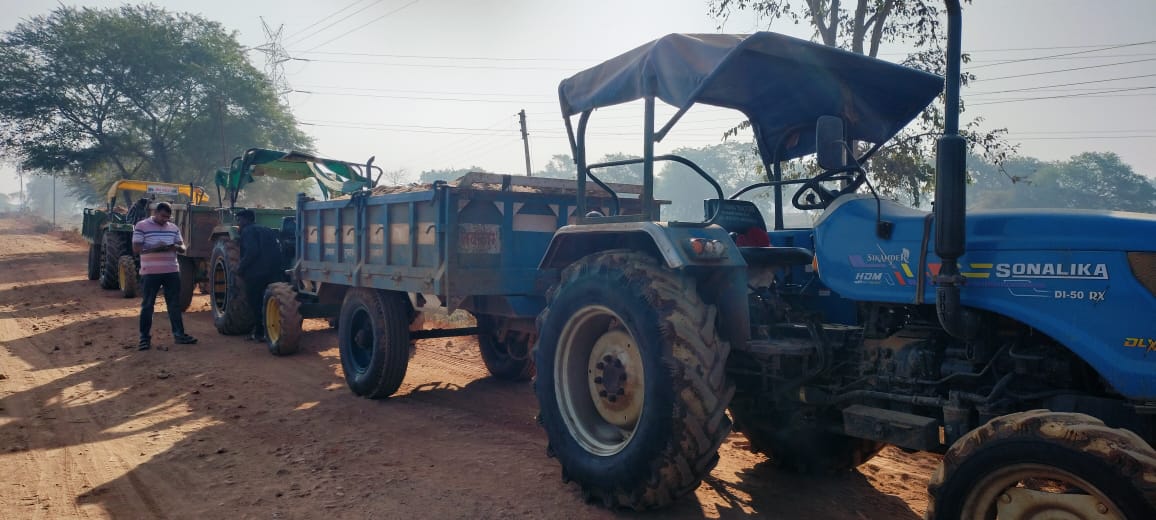  रेत का अवैध परिवहन करते 4 ट्रैक्टर जप्त  