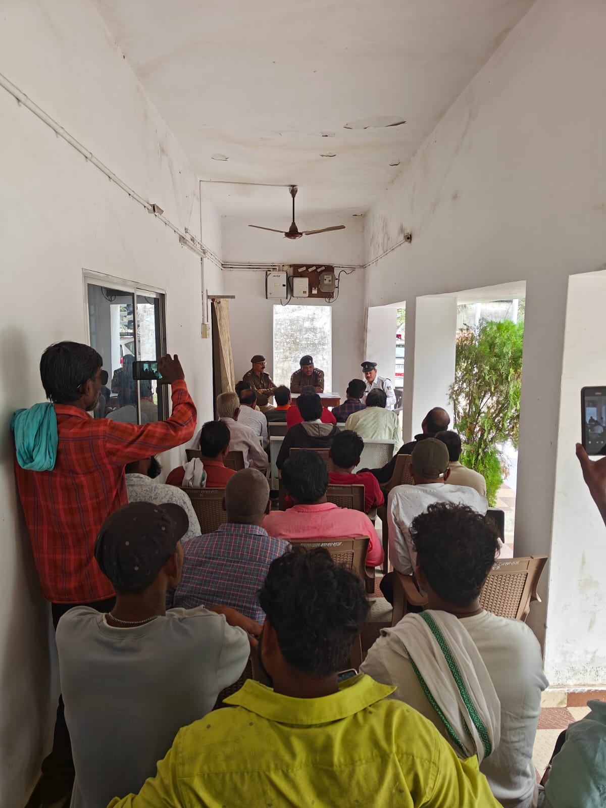 आटो, ई-रिक्शा वाहन चालकों का मीटिंग लेकर यातायात नियमों का पालन करने दी गई समझाईश