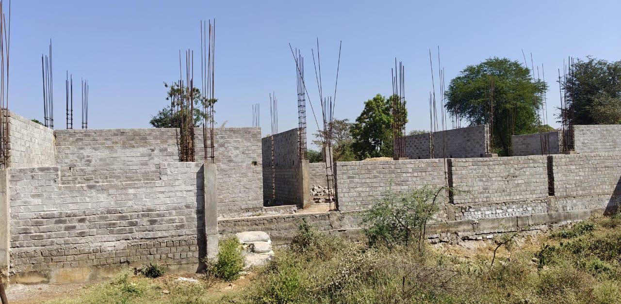 दो साल से अधूरा पड़ा 24 लाख का स्कूल भवन, एक कमरे में तीन-तीन कक्षाएं लगाने को मजबूर