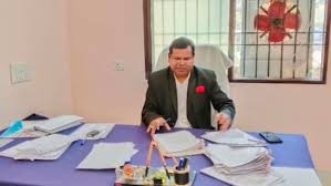 अश्लील डांस मामला: मह‍िला डांसरों पर नोट उड़ाने वाले SDM ने फ‍िर संभाली कुर्सी