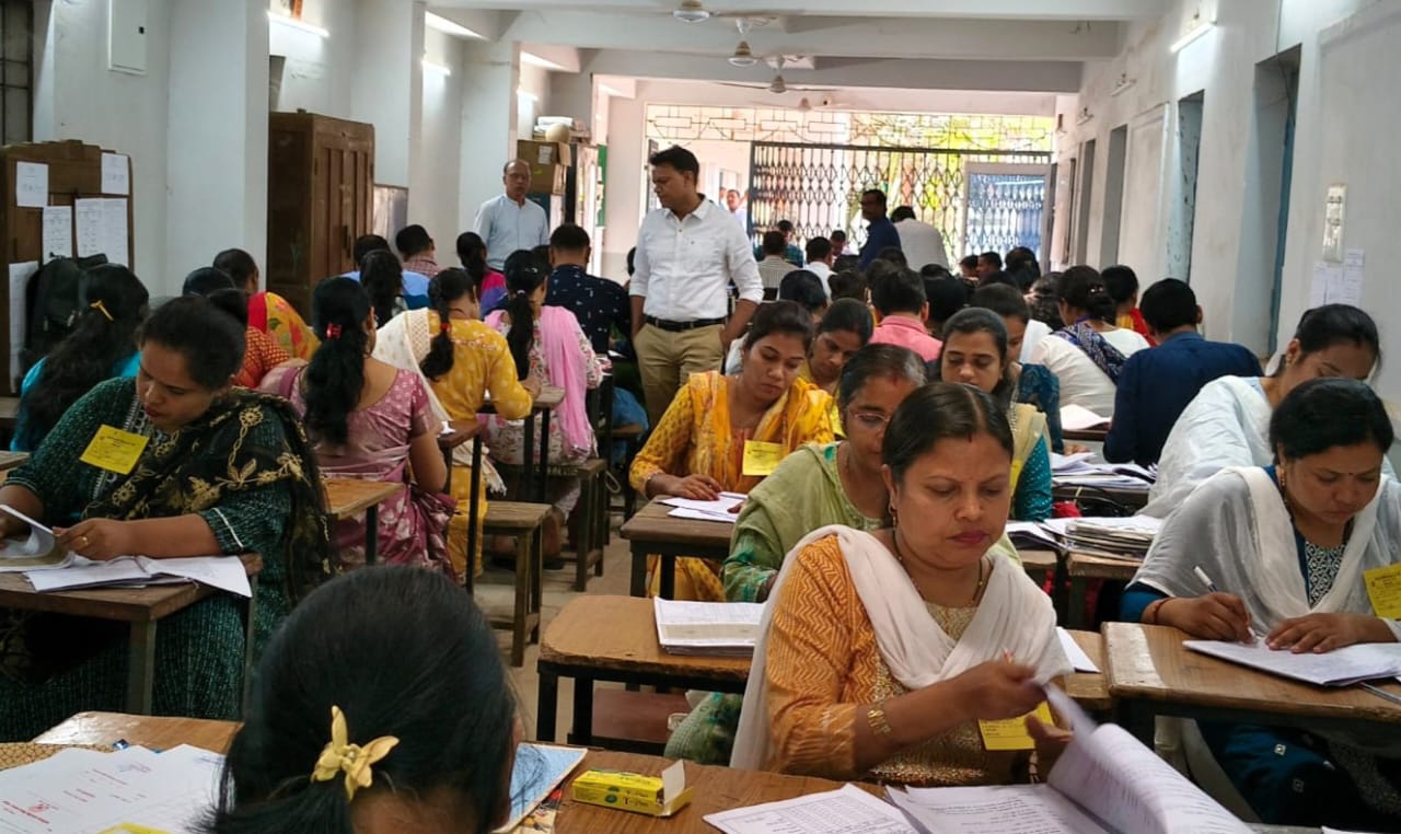 कलेक्टर ने स्वामी आत्मानंद हिन्दी माध्यम विद्यालय बालोद में पहुँचकर कक्षा 10वीं एवं 12वीं बोर्ड परीक्षाओं के उत्तर पुस्तिकाओं के मूल्यांकन कार्य का लिया जायजा 