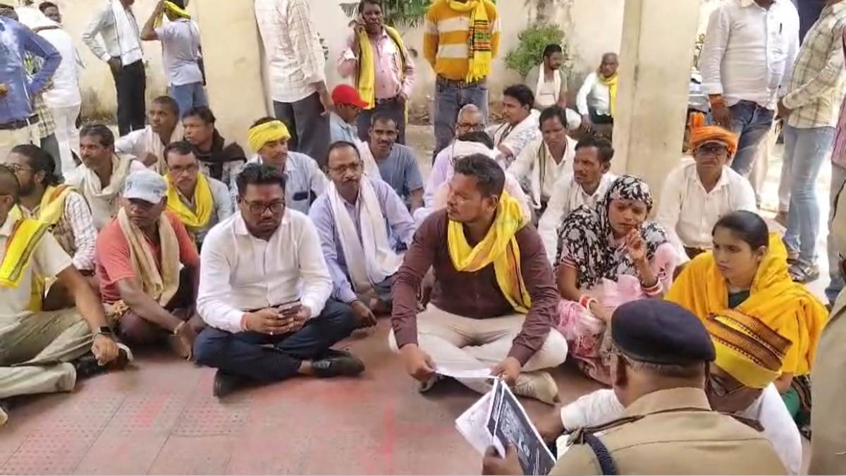 धमतरी: सोशल मीडिया पर आपत्तिजनक टिप्पणी के विरोध में आदिवासी समाज का प्रदर्शन, FIR की मांग को लेकर कोतवाली में धरना