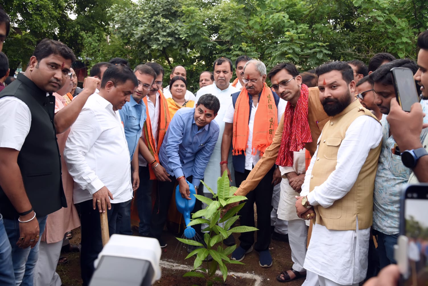 एक पेड़ मां के नाम मुख्यमंत्री,मंत्री सहित सांसद ने किया पौधारोपण