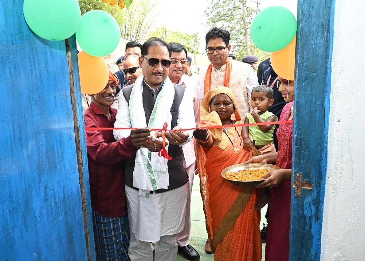 सुशासन तिहार में CM साय ने कराया गृह प्रवेश, वर्षों बाद पक्के घर में पहुंचा धरम सिंह का परिवार