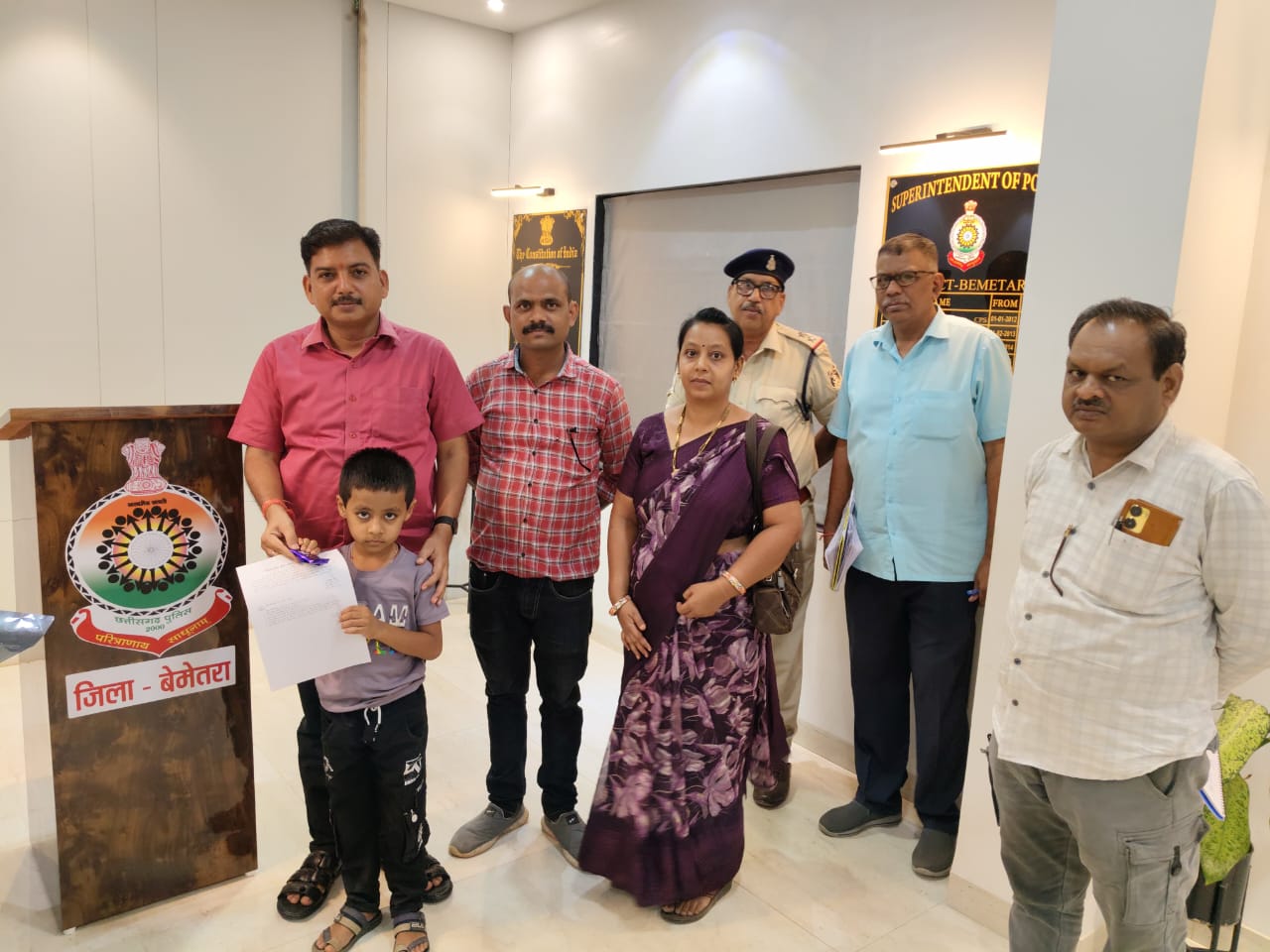 07 वर्ष की आयु में बना बाल आरक्षक, एसएसपी बेमेतरा रामकृष्ण साहू (IPS) ने सौपा अनुकंपा नियुक्ति पत्र