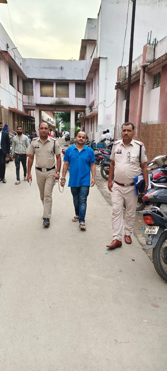 पुलिस की फर्जी आईडी बनाकर घूम रहा था युवक, कार-जेवर-नकदी समेत 20 लाख का माल जब्त