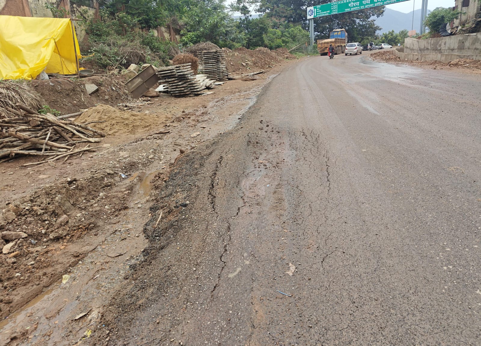 नई सड़क कुछ ही दिनों में धंसी, भ्रष्टाचार और लापरवाही का आरोप