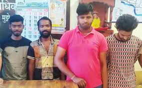 आम रोड पर बर्थडे पार्टी मना रहे युवकों को पुलिस ने किया गिरफ्तार