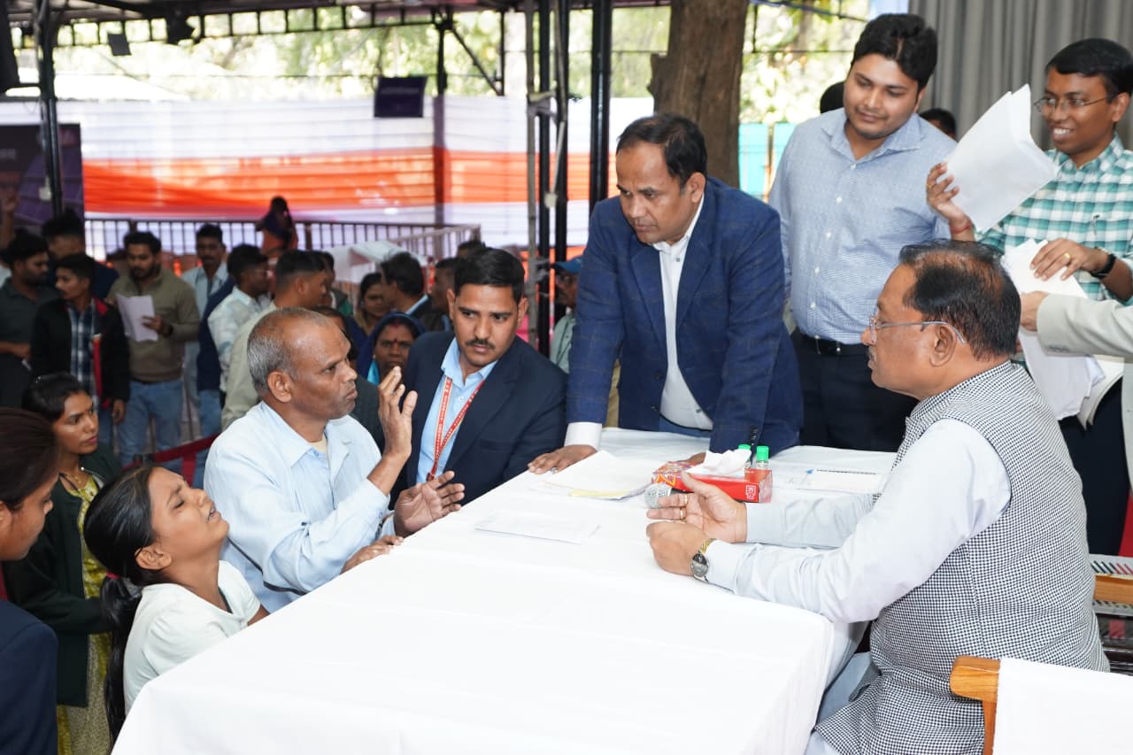 मुख्यमंत्री विष्णु देव साय के निर्देश पर लकवाग्रस्त महिला को तुरंत मंजूर हुए 5 लाख रुपए