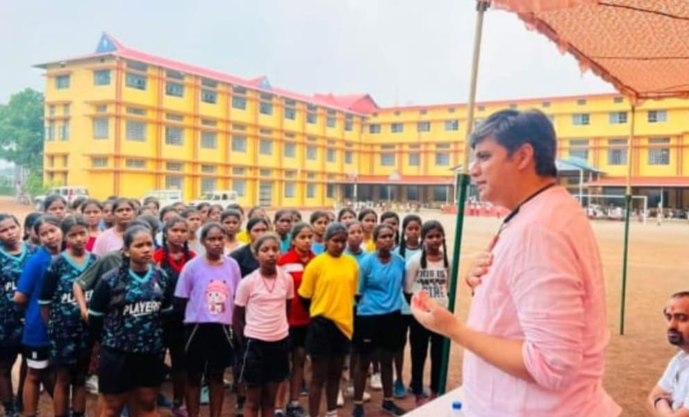 पूर्व सांसद अभिषेक ने खिलाड़ियों का हौसला बढ़ाया