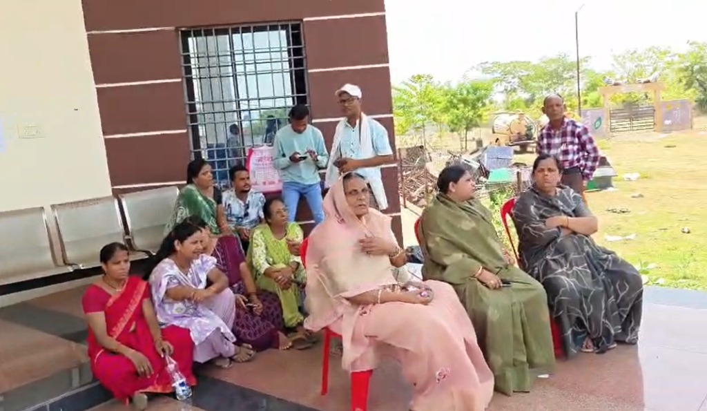 भीषण गर्मी में फूटा पार्षदों का गुस्सा: नगर पालिका कार्यालय में तालाबंदी, अध्यक्ष घिरीं