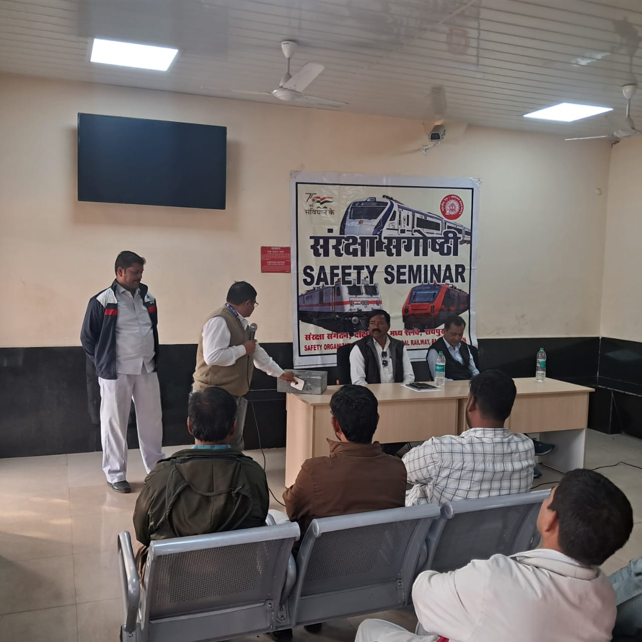 दक्षिण पूर्व मध्य रेलवे रायपुर रेल मंडल में ट्रेनों के सुरक्षित परिचालन को लेकर भिलाई स्टेशन में संरक्षा सेमिनार का आयोजन किया गया