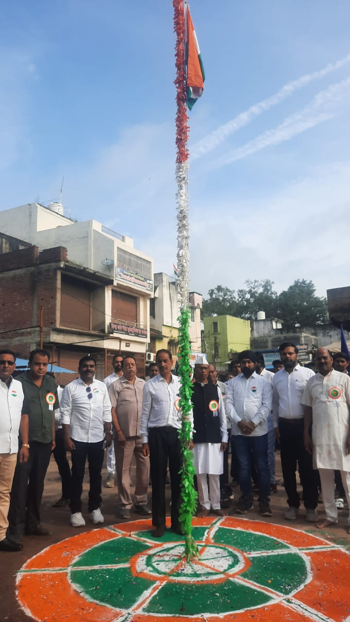 पिथौरा में 78वें स्वतंत्रता दिवस का गौरवशाली आयोजन: बस स्टैंड और शहीद स्मारक में ध्वजारोहण के साथ शहीदों को दी गई श्रद्धांजलि