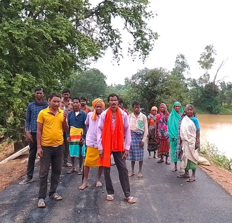 तटबंध निर्माण में अनियमितता, ग्रामीणो ने विधायक से की जांच की मांग