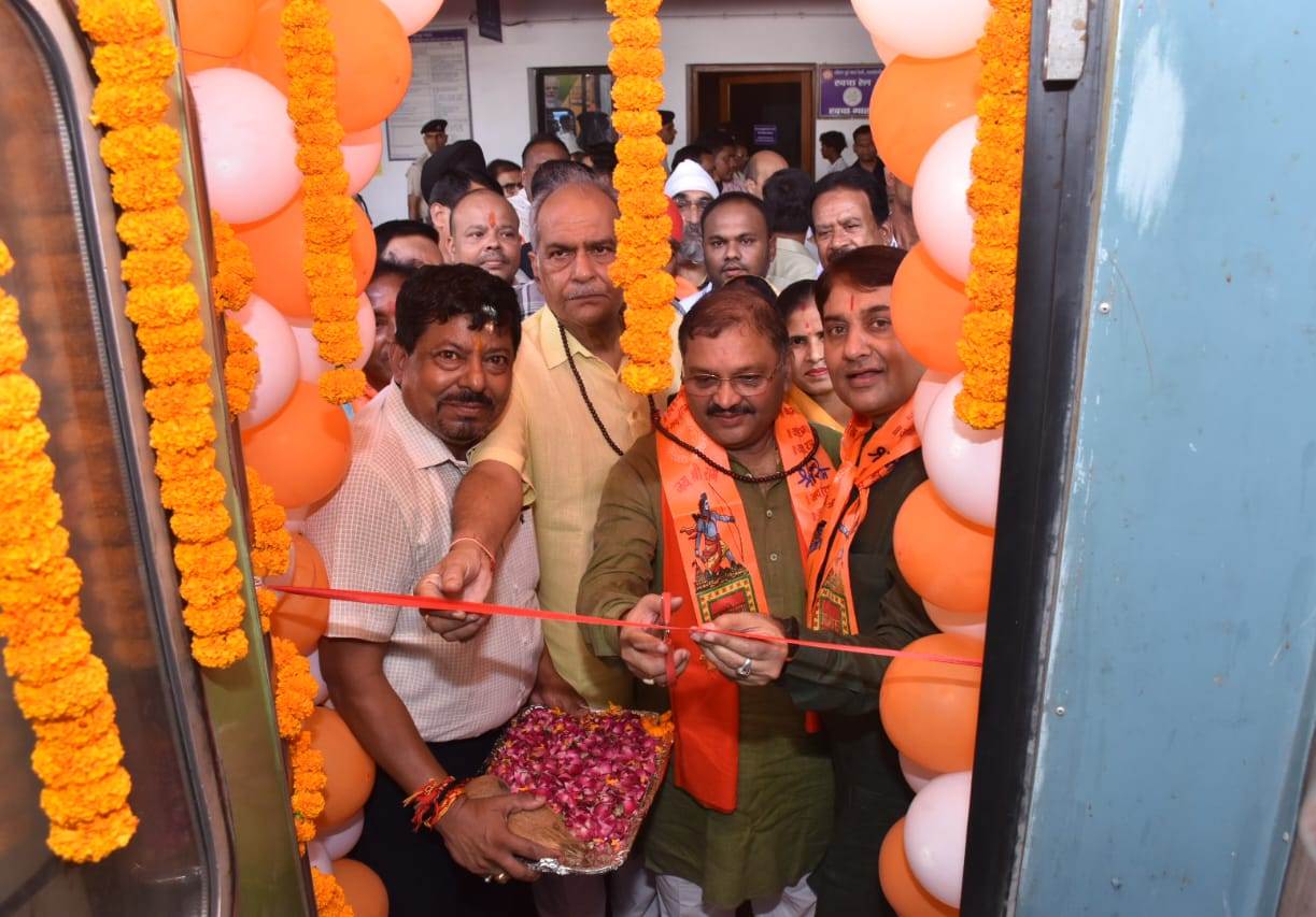 दुर्ग एवं बस्तर संभाग के 876 तीर्थ यात्रियों का दल अयोध्या धाम के लिए रवाना