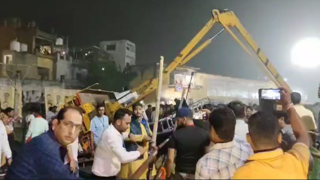 रावण संवाद के लिए लगाए गए स्काई लिफ्ट के पलटने से राम, लक्ष्मण और हनुमान हुए चोटिल