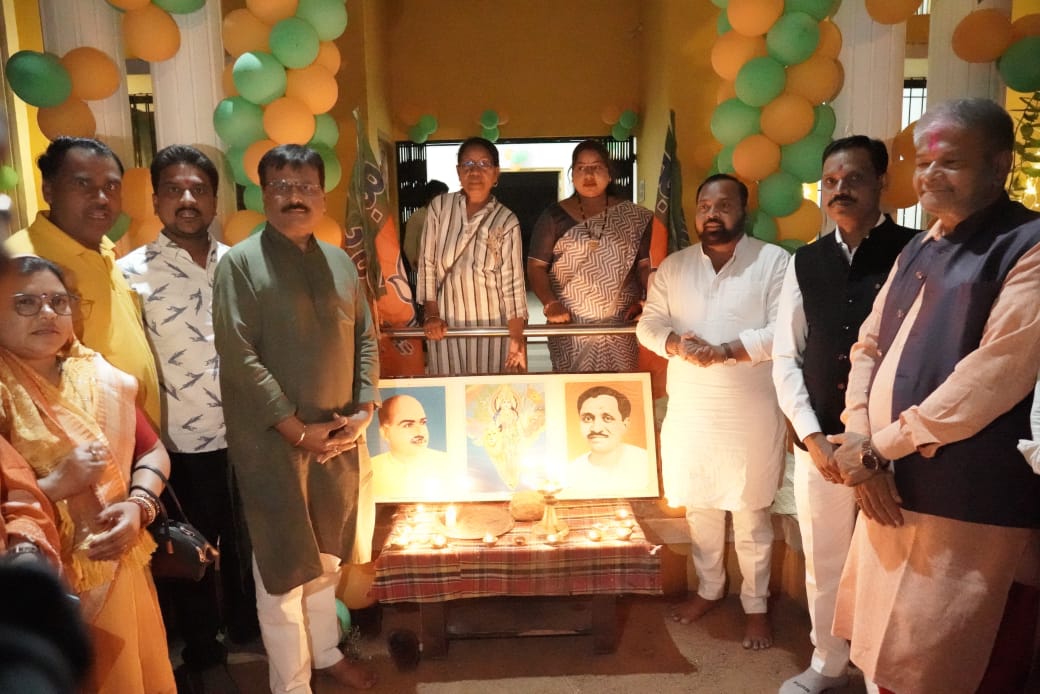 भाजपा जिला कार्यालय बेमेतरा में धूमधाम से मनाया गया भाजपा स्थापना दिवस