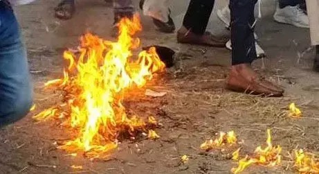  चैतन्य बघेल की गिरफ्तारी के विरोध में युवा कांग्रेस ने दुर्ग-भिलाई में ED का पुतला जताया