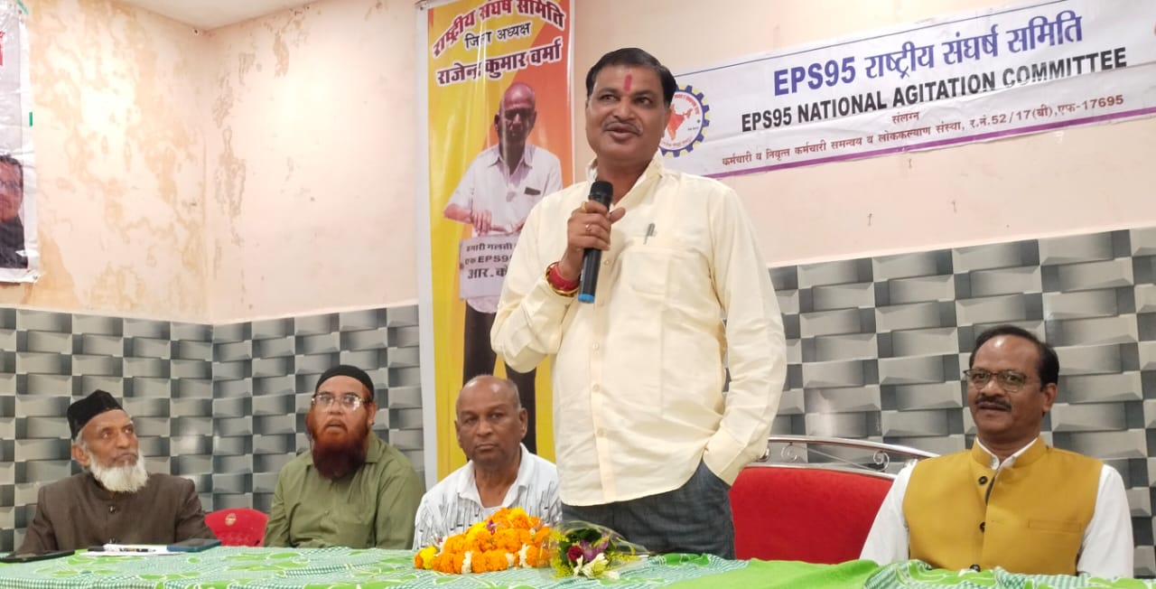 पेंशनर्स के डिजिटल जीवित प्रमाण पत्र शिविर में शामिल हुए पूर्व सांसद यादव