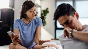 झगड़े ही नहीं, ये छोटी आदतें भी रिश्तों को कर सकती हैं खोखला