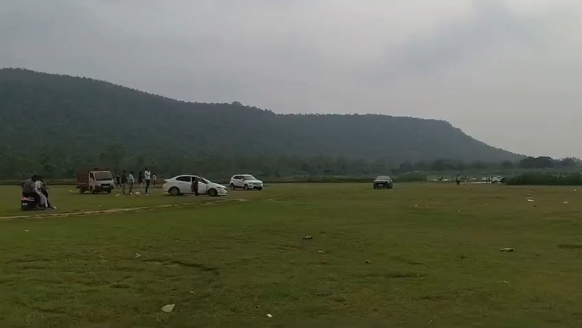 सूरजपुर में मौत का खेल! पर्यटन स्थल पर कार से खतरनाक स्टंट, VIDEO वायरल; जान जोखिम में डाल उड़ाए नियम