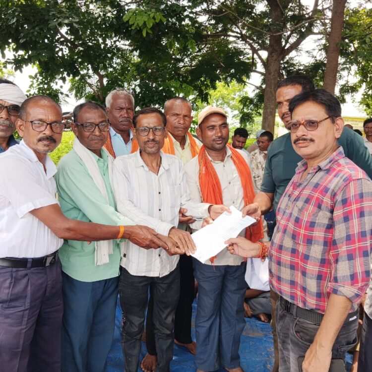 बम्हनी चारभांठा सोसायटी में यूरिया डीएपी खाद की कमी किसानों ने किया धरना प्रदर्शन