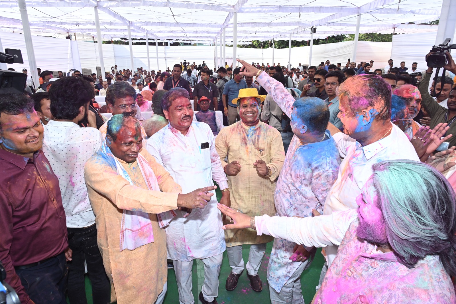 विधानसभा के होली मिलन समारोह में शामिल हुए विधायक जनक ध्रुव