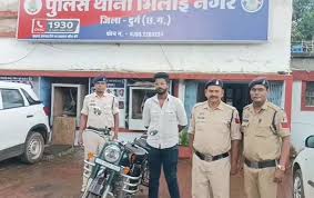 दुर्ग : बुलेट पर रोमांस करने वाले कपल को पुलिस ने किया गिरफ्तार 