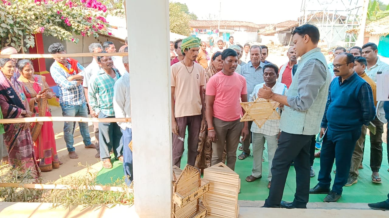 कलेक्टर इंद्रजीत सिंह चंद्रवाल पहुंचे हुच्चेटोला,आय दोगुना कर स्वावलंबी बनने ग्रामीणों को दिया टिप्स