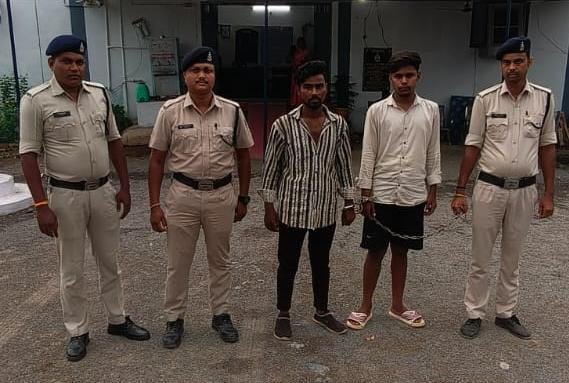 गुपचुप चाट भंडार से पूरे परिवार का भरण पोषण करने वाले व्यक्ति को चाकू से हमला कर मौत के घाट उतारने वाले मुख्य आरोपी के 2 सहयोगी गिरफ्तार 