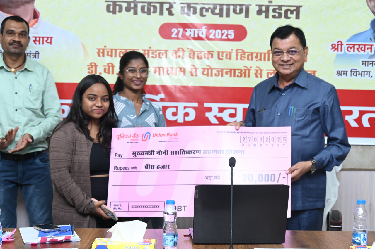 श्रम मंत्री देवांगन ने एक लाख 14 हजार से अधिक श्रमिकों के बैंक खाते में 53.43 करोड़ रूपए अंतरित किए