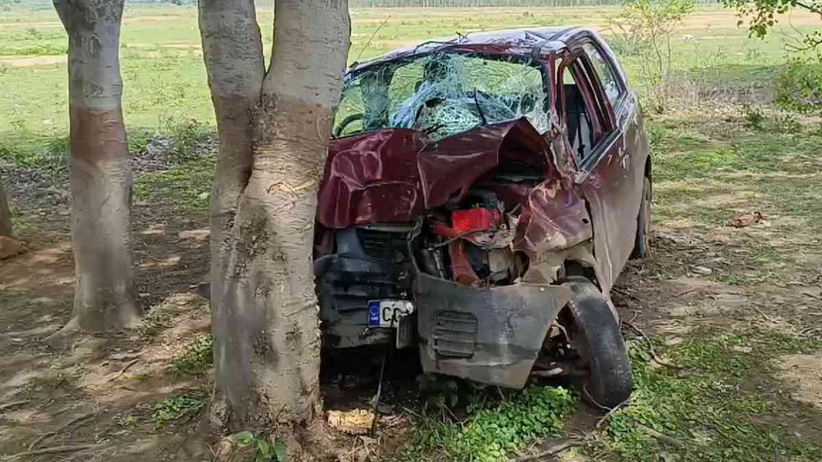 पेड़ से टकराई कार, नगर सैनिक की मौत, आरक्षक घायल