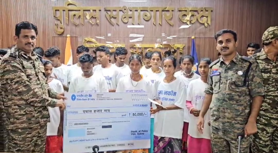 माड़ डिवीजन एवं नुआपाडा डिवीजन में सक्रीय 01 नक्सल दम्पति सहित कुल 22 नक्सलियों के द्वारा किया गया आत्मसमर्पण